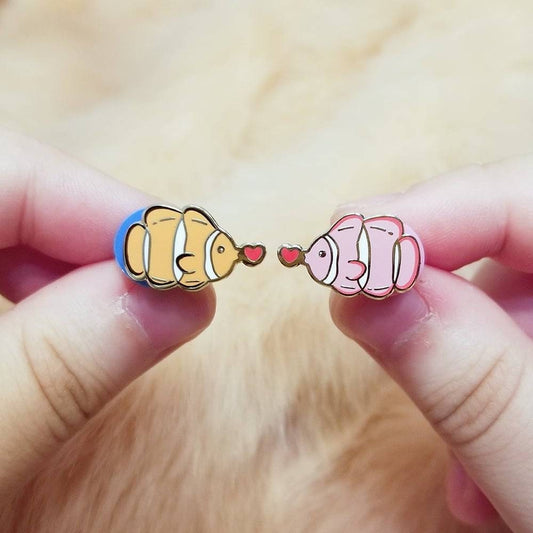Kissy kissy clownfish pins | gold plated hard enamel | aquarium ocean fish